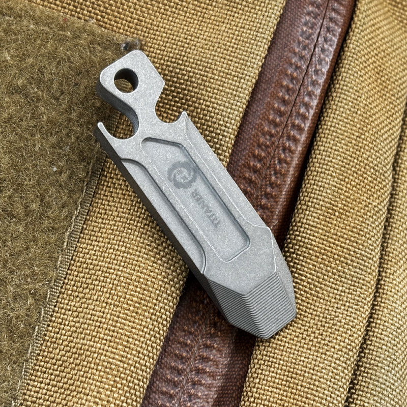 Keychain Multi Tool - เครื่องมืออเนกประสงค์พกพาสำหรับกิจกรรมกลางแจ้ง ทำจากไทเทเนียมอัลลอยด์ ขนาดเล็ก ใช้เป็นเหล็กงัด ที่เปิดขวด และพวงกุญแจ